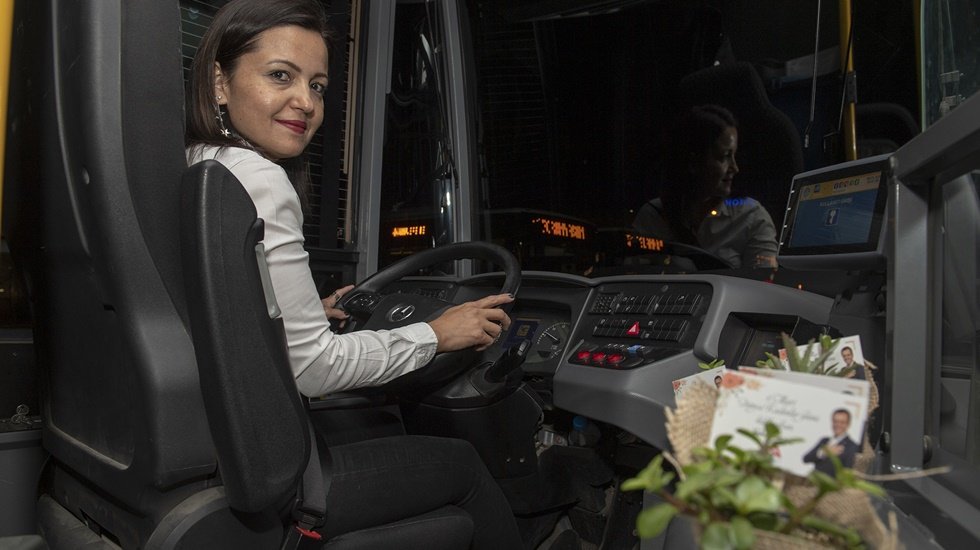 Otob&uuml;s Şof&ouml;r&uuml; Kadınların 8 Mart&rsquo;ta ilk yolcusu &ccedil;i&ccedil;ekler oldu