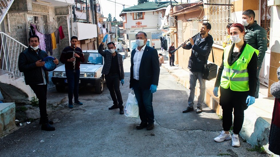 Sazlı s&ouml;zl&uuml; corona uyarısı: &ldquo;Hayat &ccedil;aresiz Romanların evine sığmıyor&rdquo;