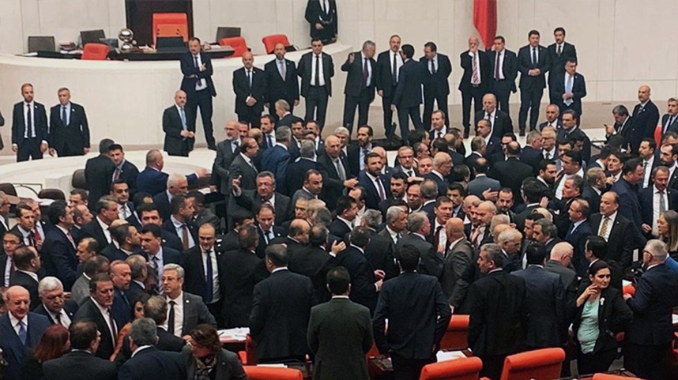 TBMM'de AKP'li ve CHP'li vekiller arasında yumruklu kavga