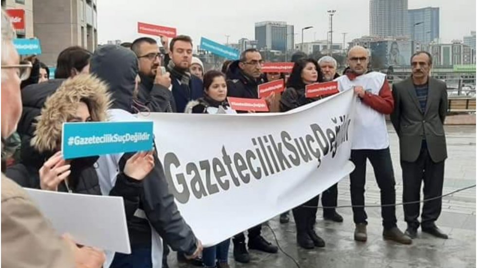 Bayram gelmiş neyime... Her g&uuml;n 2 gazeteci hakim karşısına &ccedil;ıktı