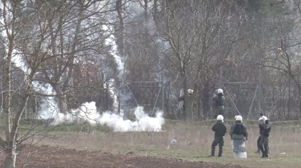 "Yunanistan, sınırdaki sığınmacılara tazyikli su sıktı; T&uuml;rkiye, gaz bombasıyla yanıt verdi"