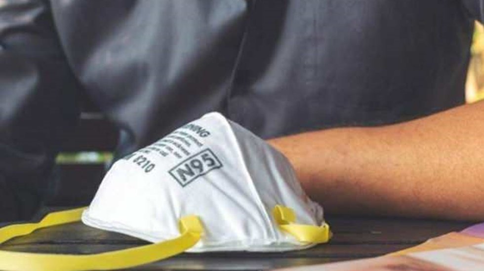 "Markete gitmem gerek diyerek eczacının y&uuml;z&uuml;nden maskesini &ccedil;ekip almaya &ccedil;alışanlar var"