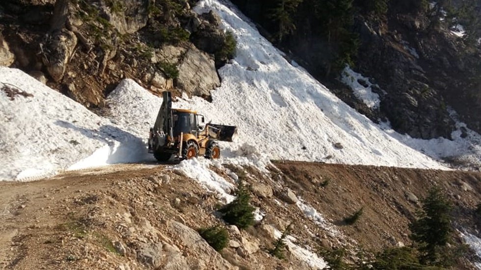 Antalya B&uuml;y&uuml;kşehir Belediyesi karla kaplı yayla yollarını ulaşıma a&ccedil;ıyor
