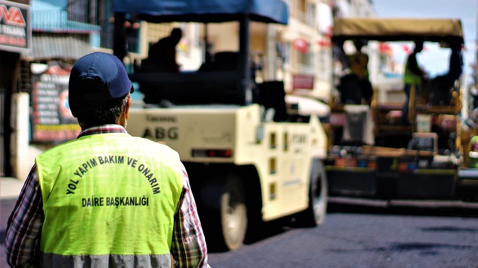Ara&ccedil; yoğunluğu azaldı işlek caddeler asfaltlandı