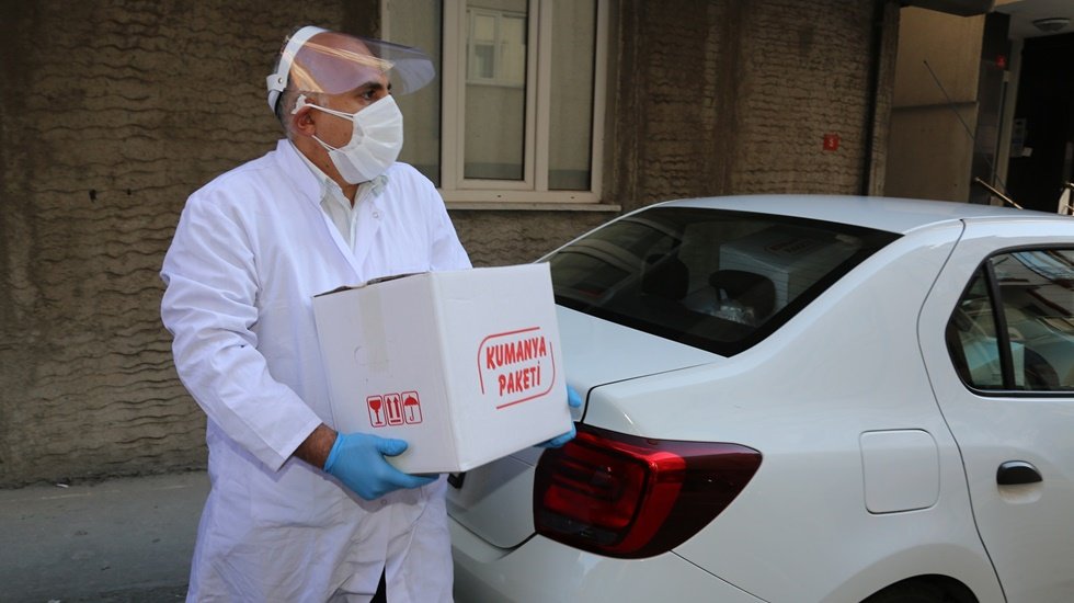 Ataşehir’de sıcak yemek ve kumanya dağıtılmaya devam ediliyor