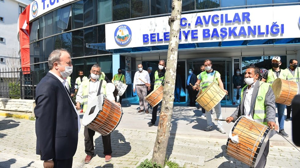 Avcılarlı davulcular maskeli çalıyor…