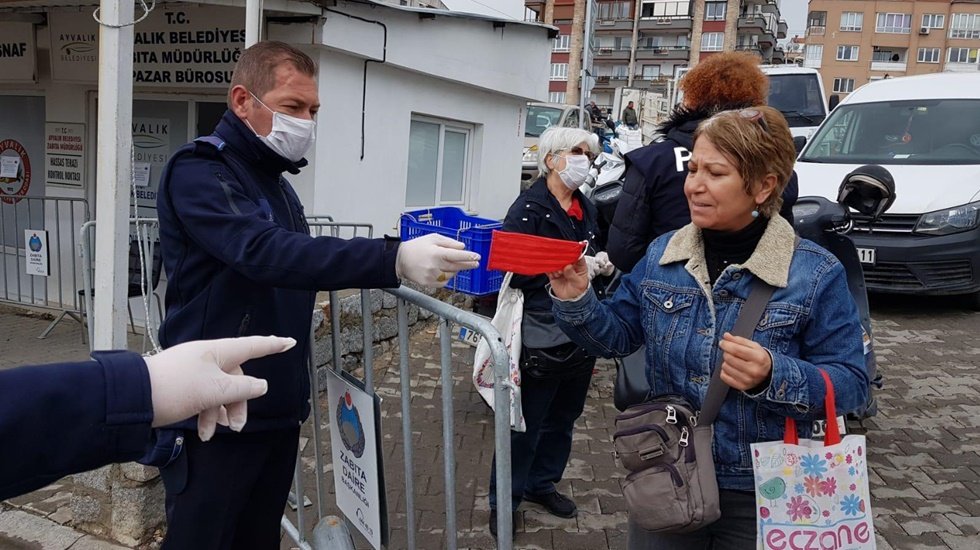 Ayvalık Belediyesi Semt Pazarında maskesi olmayanlara maske dağıttı