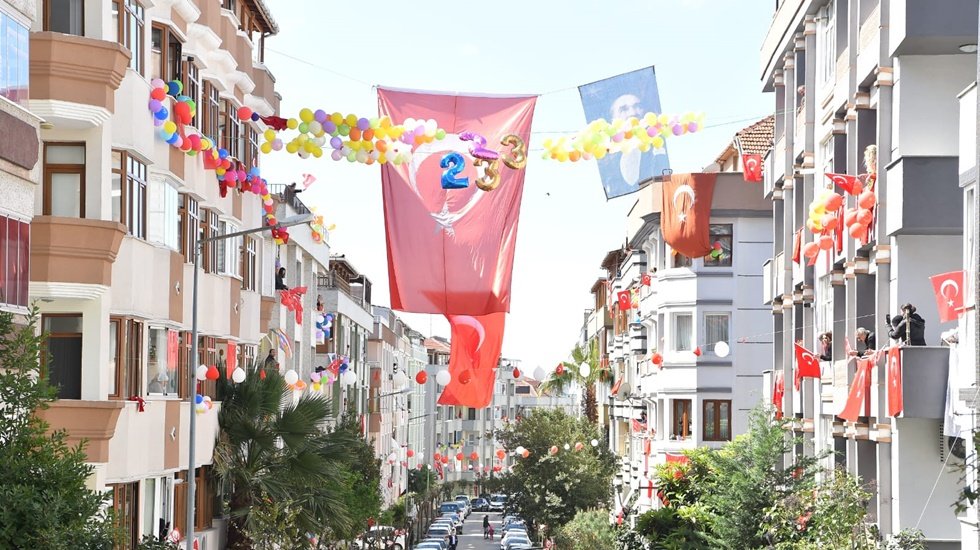 Balkonlarında 23 Nisan Coşkusu