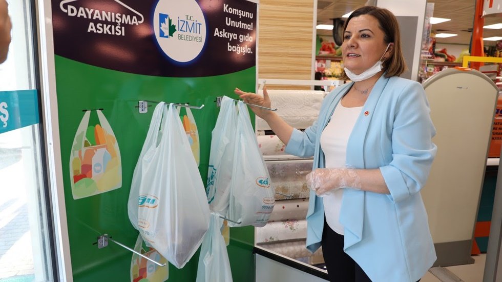 Belediyeden dayanışma askısı: &lsquo;Komşunu unutma, askıya gıda bağışla&rsquo;