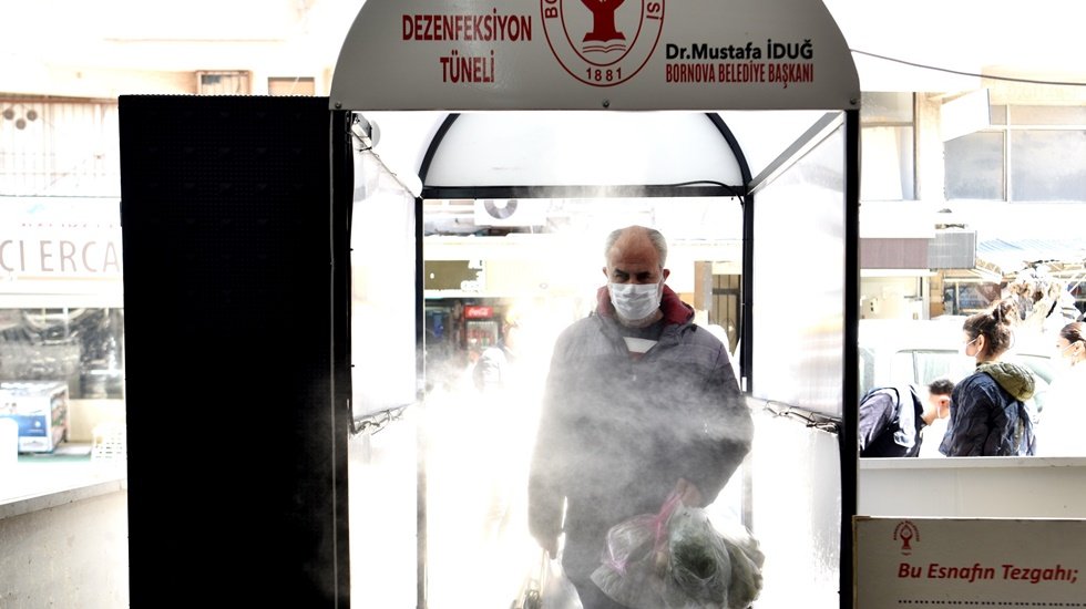 Bornova&rsquo;daki pazarlara&nbsp;dezenfektan t&uuml;nelinden girilecek