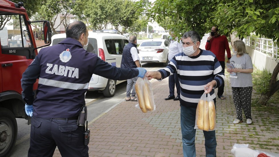 B&uuml;y&uuml;kşehir Belediyesi &uuml;cretsiz ekmek dağıtımına devam ediyor&nbsp;