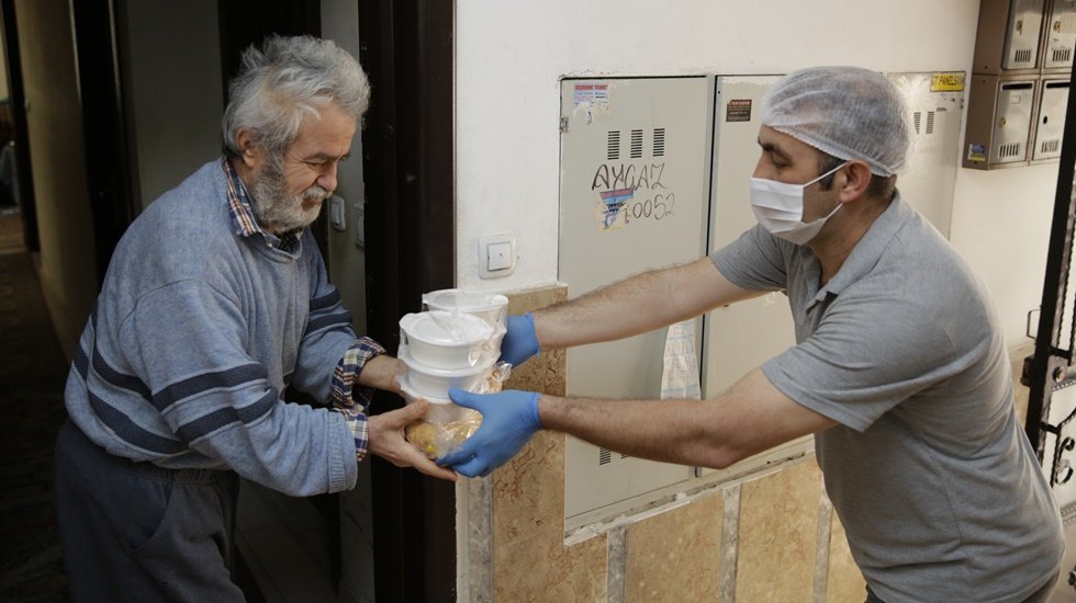 B&uuml;y&uuml;kşehir her g&uuml;n binlerce sofraya sıcak yemek ulaştırıyor