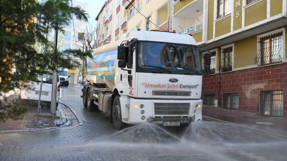 Esenyurt Belediyesi sokağa çıkma yasağında köşe bucak temizlik yapıyor