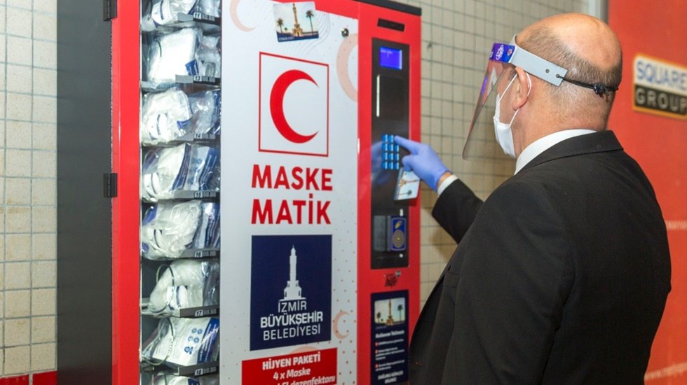 İzmir&rsquo;in metro istasyonlarında maskematik d&ouml;nemi