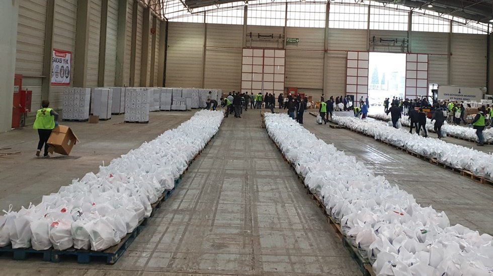 İzmirlilerin &lsquo;Dayanışma paketleri&rsquo; artık Halkın Bakkalı&rsquo;nda