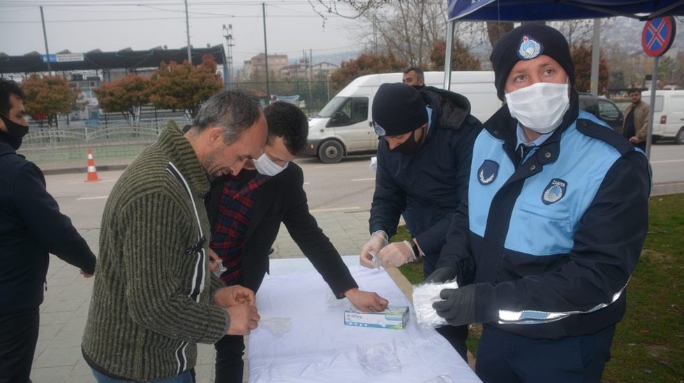 İzmit Belediyesi &uuml;cretsiz maske dağıtmaya pazardan başladı