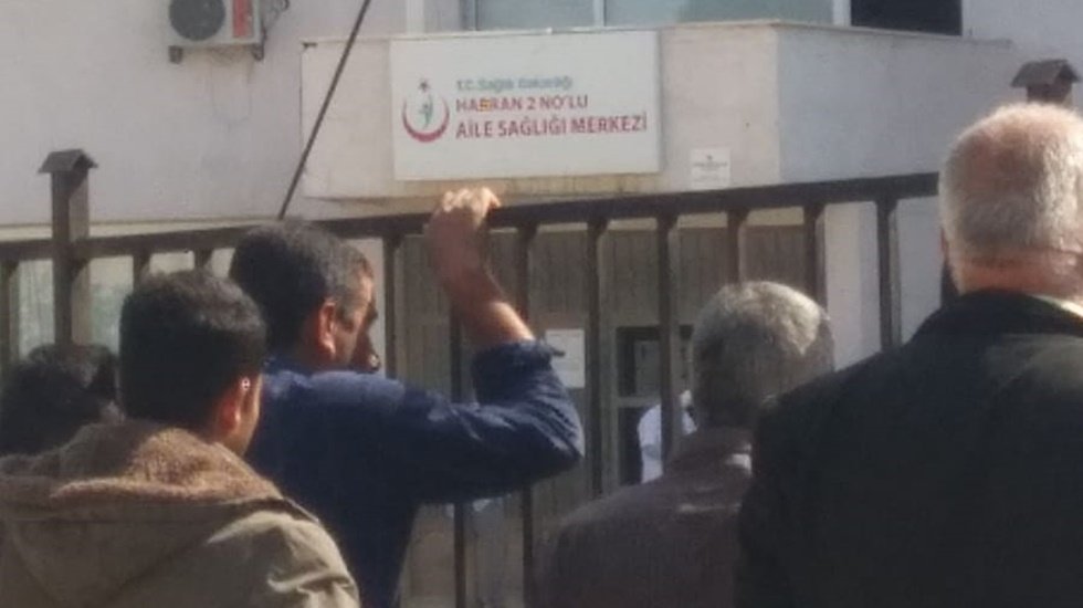 Koronaya davetiye &ccedil;ıkaran Sağlık Ocağı kuyruğu&hellip;