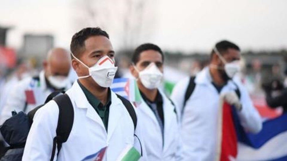 Kuveyt'te Koronavir&uuml;sle m&uuml;cadele eden K&uuml;balı doktorlar &uuml;lkelerine d&ouml;n&uuml;yor