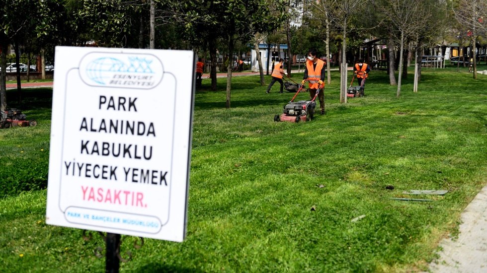 Park ve yeşil alanlarda yaz hazırlığı devam ediyor