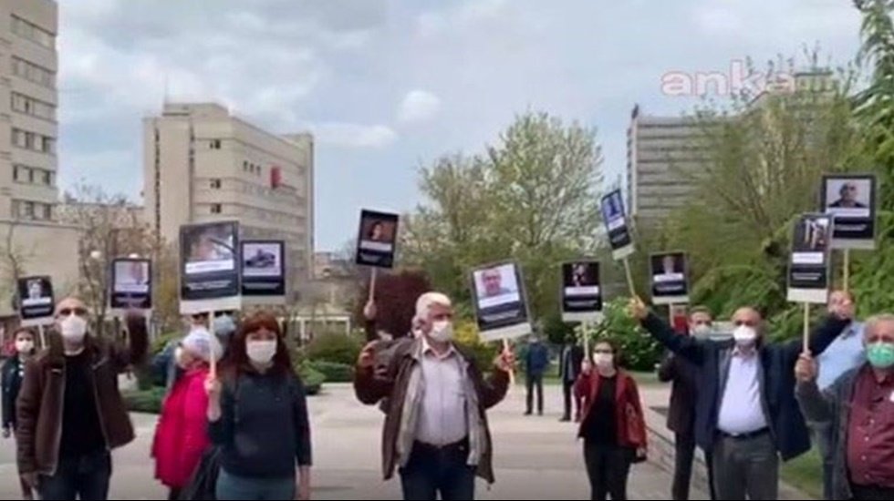 Polisten sağlık&ccedil;ılara: Saygı duruşu 1 dakikayı ge&ccedil;erse m&uuml;dahale edeceğiz