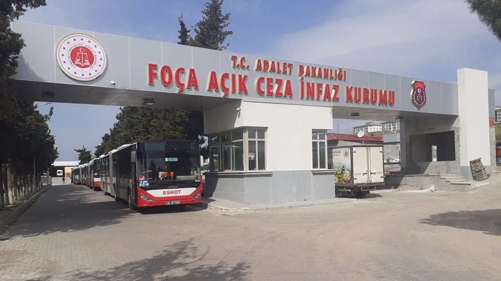 Salıverilmeler başladı... Fo&ccedil;a A&ccedil;ık Cezaevinden 1247 kişi otob&uuml;slerle &ccedil;ıkartılıyor