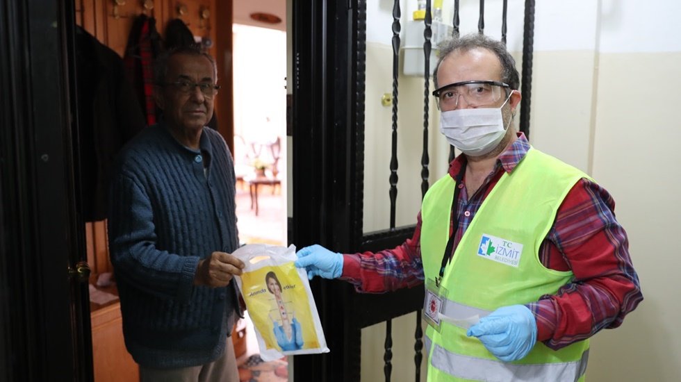 Sokağa &ccedil;ıkma yasağında ilacı biten vatandaşa Belediye koştu