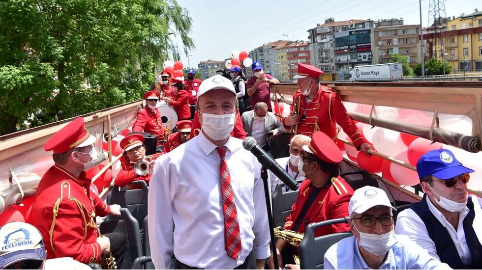 19 Mayıs otobüsü marşlar eşliğinde dolaştı...