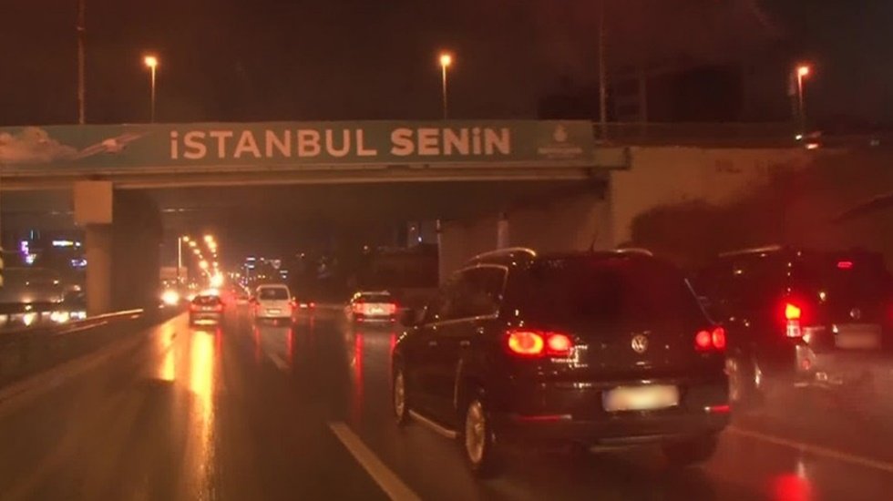 3 g&uuml;nl&uuml;k sokağa &ccedil;ıkma kısıtlaması sona erer ermez ara&ccedil; trafiği hareketlendi