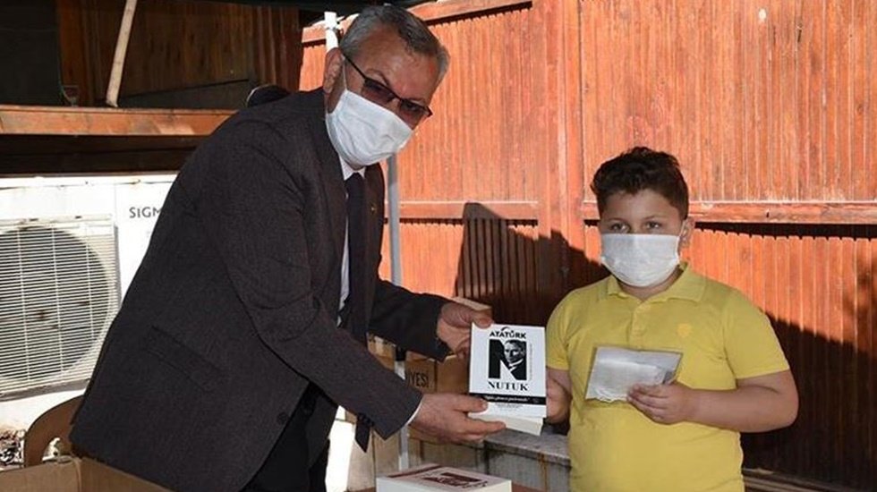AKP&rsquo;li Belediye Başkanı &ccedil;ocuklara Nutuk dağıttı