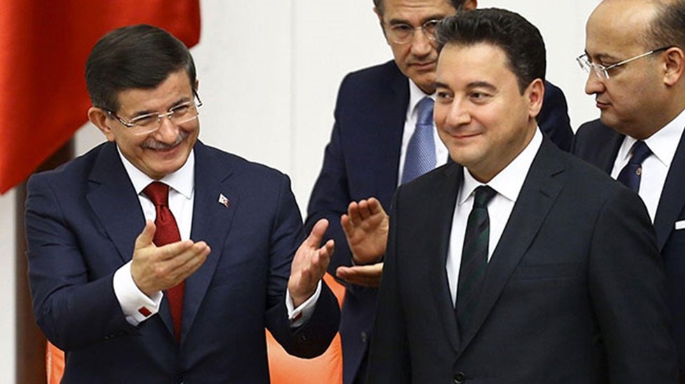 Masadan masaya koşan iki isim pazarlık masasında sıralarını bekliyorlar!