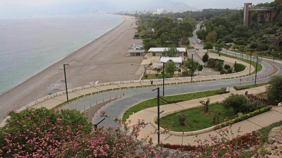 Antalya sahilleri korona vir&uuml;s sonrası i&ccedil;in yaz sezonuna hazırlanıyor