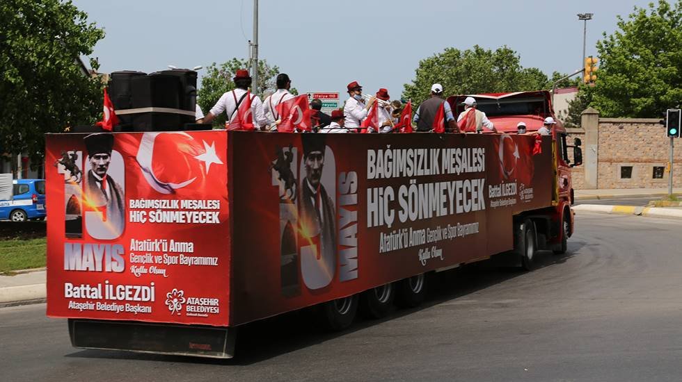 Ataşehir’de 19 Mayıs coşkusu Tırla evlere taşındı...