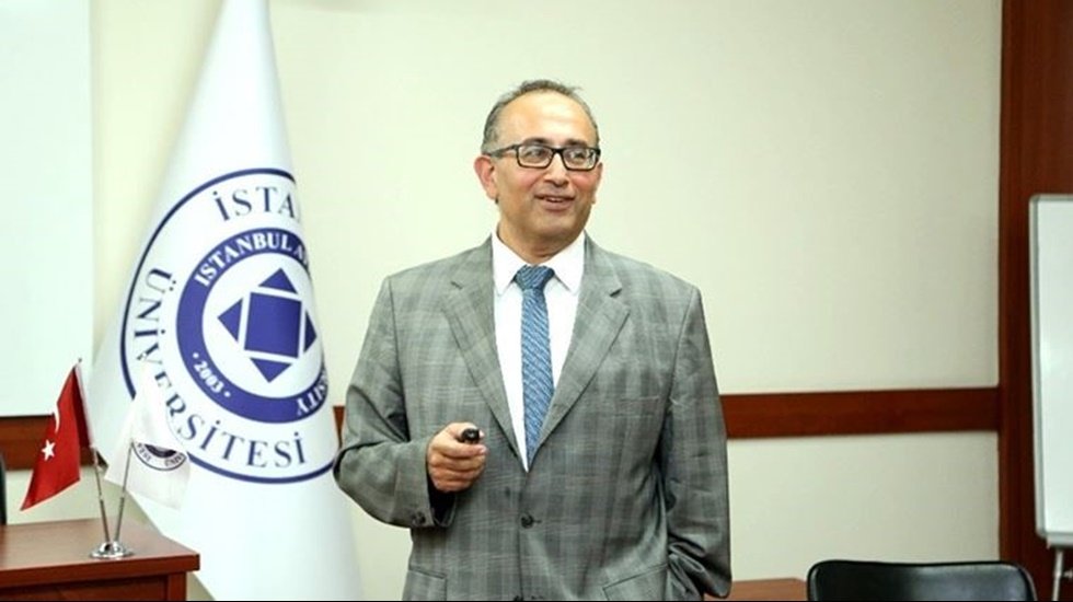 Aydın &Uuml;niversitesi'nden Kutluk &Ouml;zg&uuml;ven'e kınama