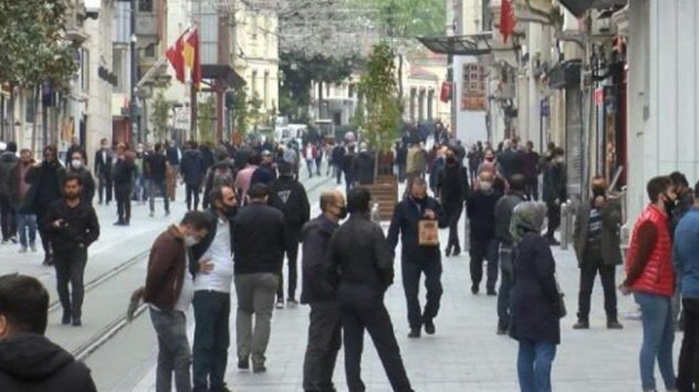 Koronavirüs en çok o yaş grupları arasında yayılıyor!
