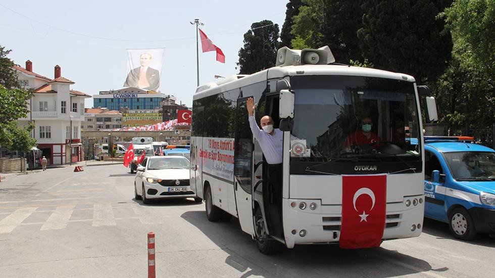 Bakırk&ouml;y 19 Mayıs&rsquo;ı marşlar ve bayraklarla kutladı