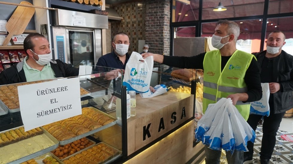 Belediyelerin esnafa maske dağıtımları hız kesmeden devam etti