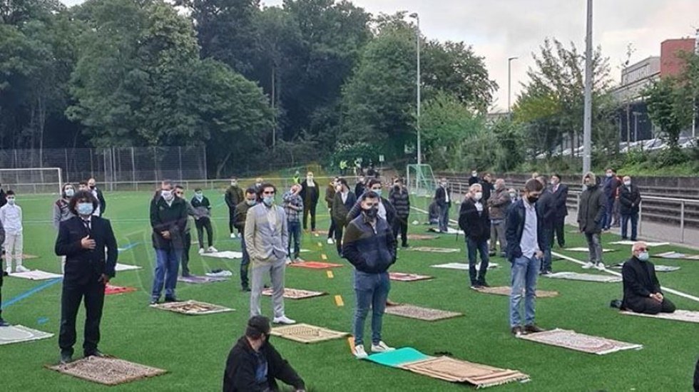 Cami bah&ccedil;esi ve halı sahalarda Cuma namazı kılınacak