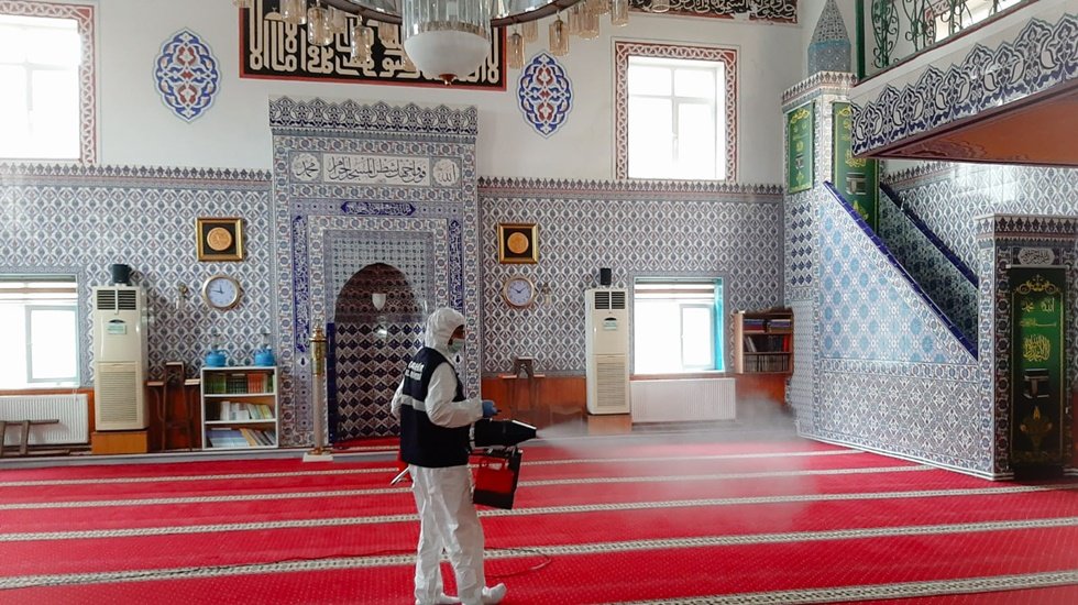 Diyanet a&ccedil;ıkladı: İşte İstanbul, Ankara ve İzmir'de cuma namazı kılınacak camiler