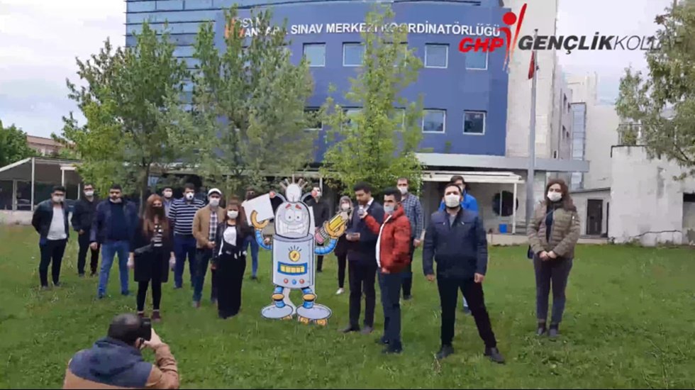 CHP'li Gen&ccedil;ler &Ouml;SYM &ouml;n&uuml;nde robotlu eylem yaptı