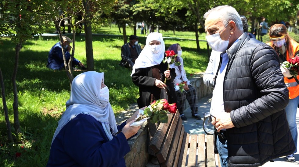 Dışarı çıkan 65 yaş üstü vatandaşlara başkan sürprizi