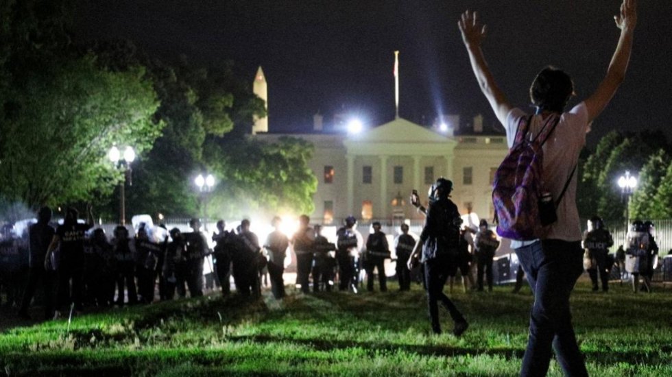 Floyd eyleminde g&ouml;stericiler Beyaz Saray &ouml;n&uuml;nde polisle karşı karşıya geldi