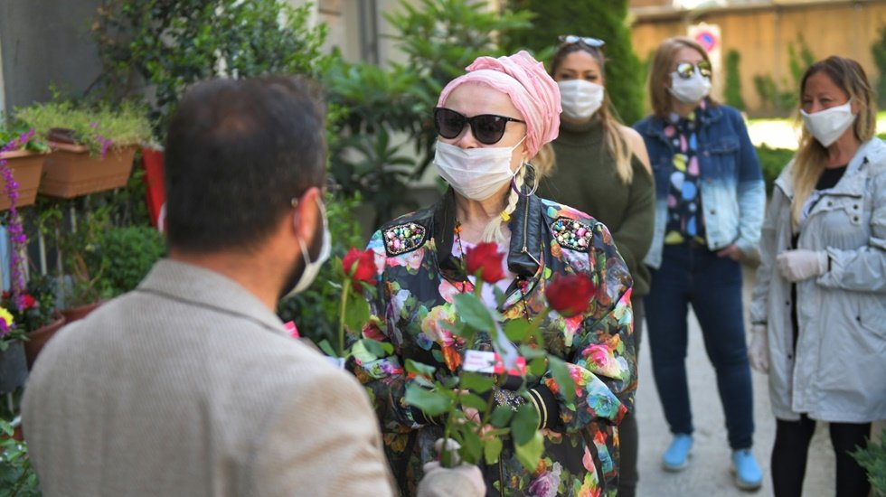 Hayvansever O belediye barınak gönüllüsü anneleri unutmadı