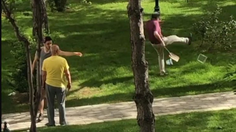 Hayvansever profes&ouml;r&uuml;n &uuml;zerine y&uuml;r&uuml;y&uuml;p, mama kaplarını tekmeledi!