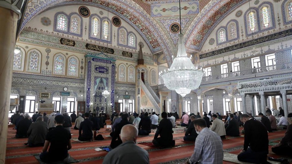 İmamoğlu cuma namazını Kadık&ouml;y&rsquo;de kıldı