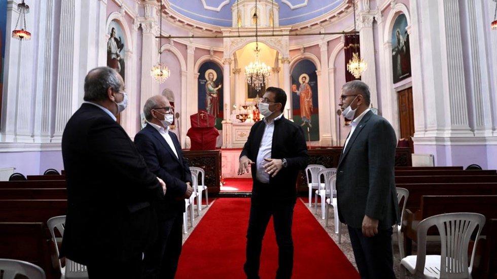 İmamoğlu ve Türkmen, haçı koparılan kiliseyi ziyaret etti