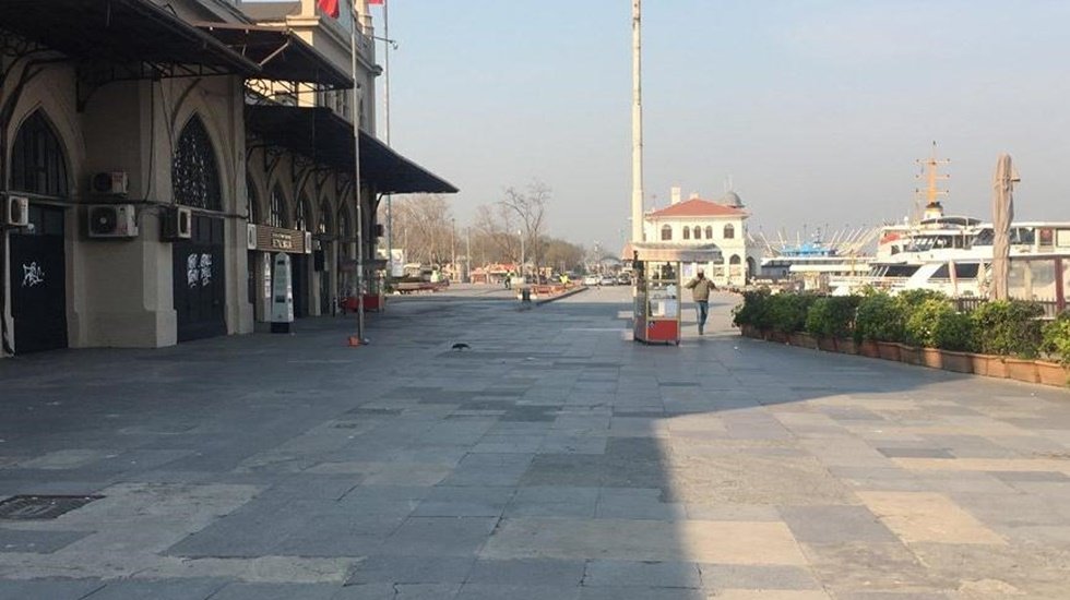 İstanbul'da sokağa &ccedil;ıkma yasağını ihlal eden 4 bin 242 kişiye idari işlem