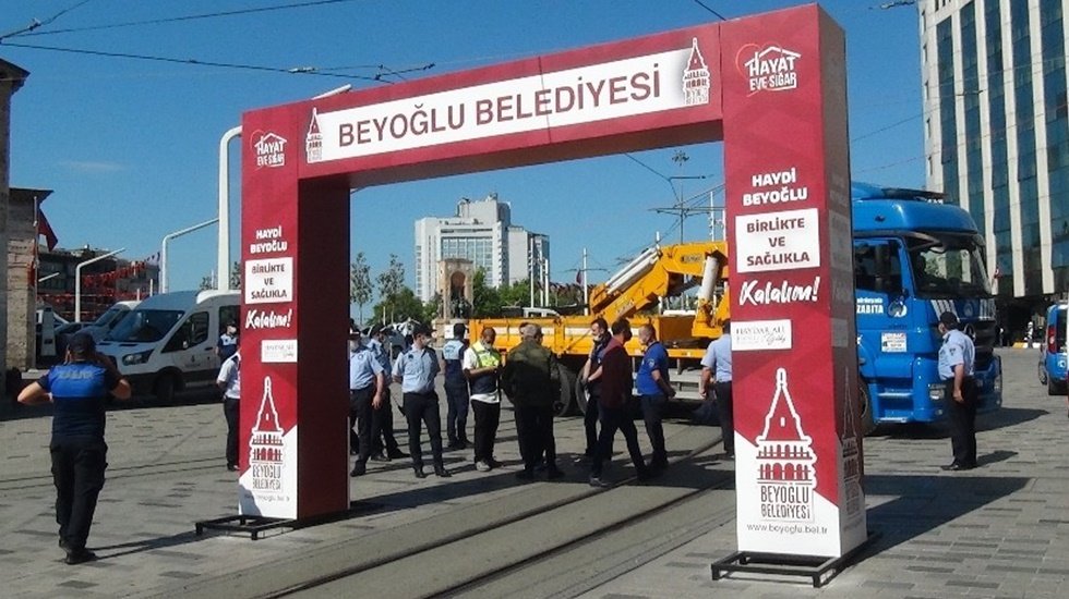 İstiklal Caddesi girişine kurulan “Tak” İBB ve Beyoğlu zabıtalarını birbirine düşürdü