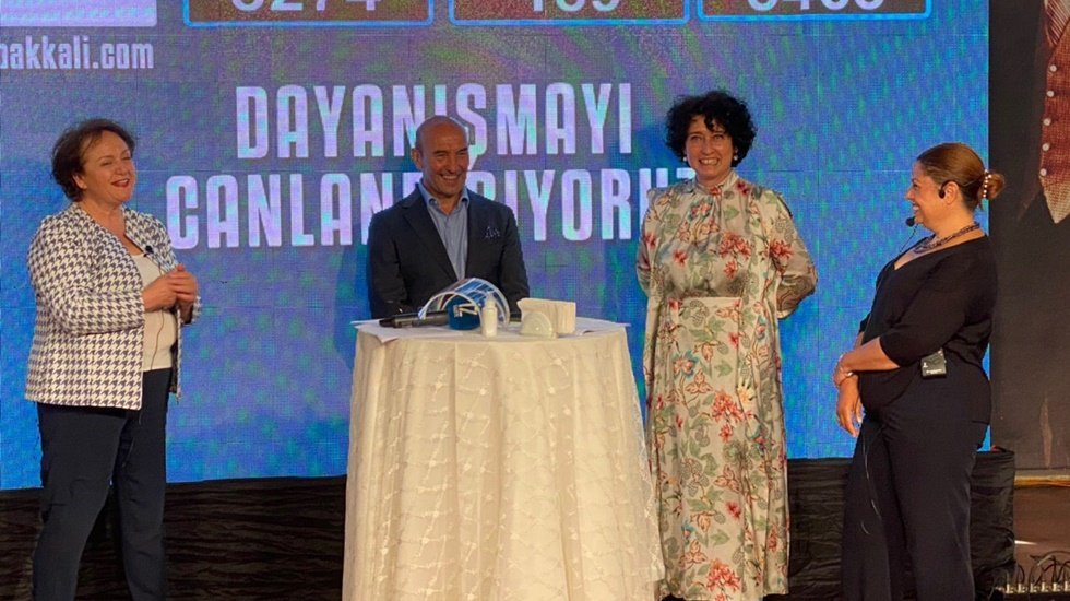 &nbsp;İzmir&rsquo;de 7 saatte 25 bin 695 yardım paketi daha geldi...