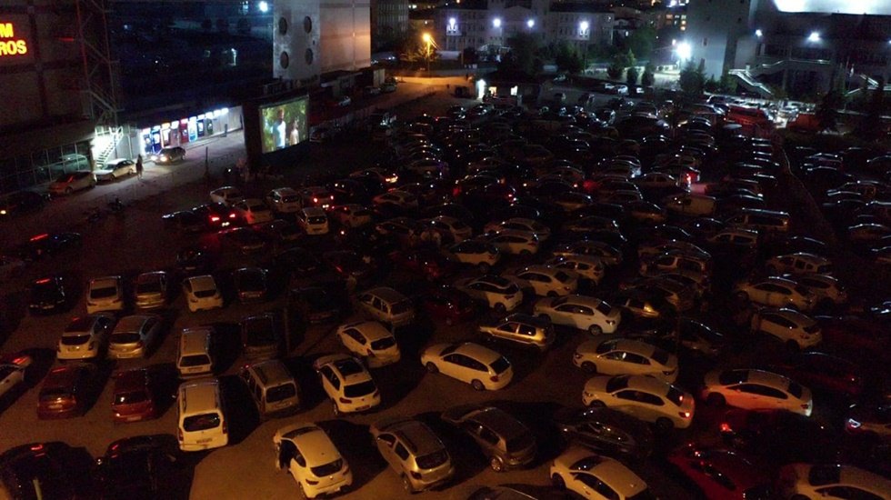 İzmitliler korona g&uuml;nlerinin stresini arabalı sinema keyfiyle attılar