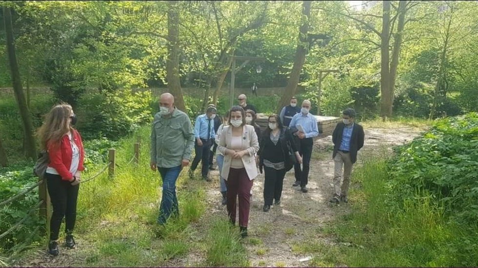 Kadın başkan erkeklere şapka &ccedil;ıkarttırıyor&hellip;